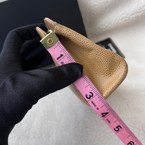 Auth Chanel Beige Vintage CC Logo Caviar Cosmetic Pouch w/ Gold hardware - Picture 14 of 15